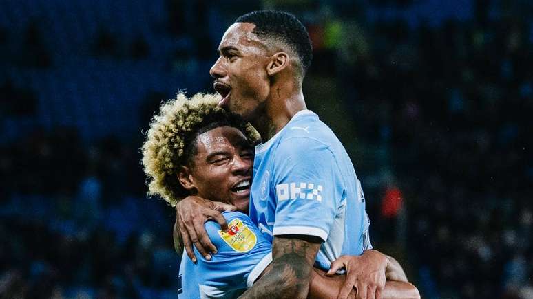 Allan comemora o gol marcado na vit&oacute;ria sobre o Norwich na Copa da Liga Inglesa &ndash;