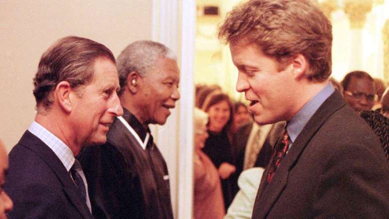 O ent&atilde;o pr&iacute;ncipe Charles e o conde Spencer se encontraram na &Aacute;frica do Sul em novembro de 1997, tr&ecirc;s meses ap&oacute;s a morte de Diana