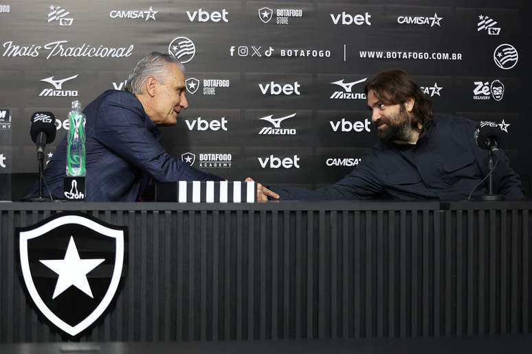 Novo t&eacute;cnico alvinegro, Tite cumprimenta Jo&atilde;o Paulo Maglh&atilde;es, presidente do social &ndash;