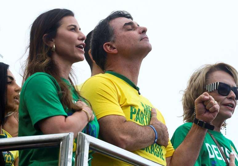 Flavio e a esposa, Fernanda Bolsonaro: senador tem tentado reduzir a rejeição alta entre eleitoras