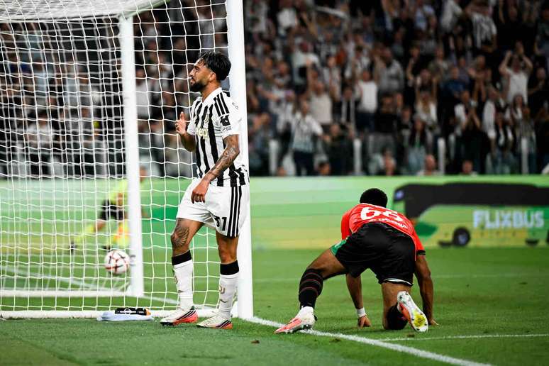 Time italiano resolve o jogo ainda no primeiro tempo e confirma o triunfo por 5 a 0 diante da torcida &ndash;