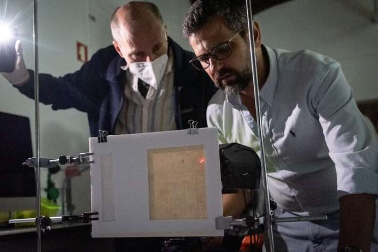 Os pesquisadores Millard Schisler e Antonio Candeias analisando registros de Hercule Florence que se tornaram objeto de estudo