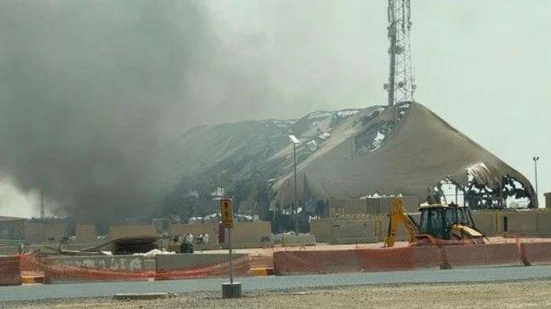 Foto sem data mostra fuma&ccedil;a subindo de uma estrutura danificada por um ataque iraniano no acampamento Buehring, no Kuwait