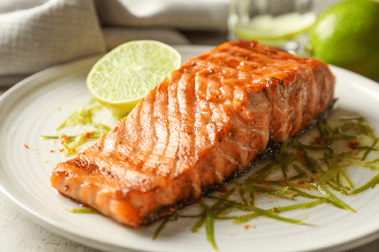 O salm&atilde;o &eacute; um peixe rico em &ocirc;mega 3, composto que favorece a imunidade 