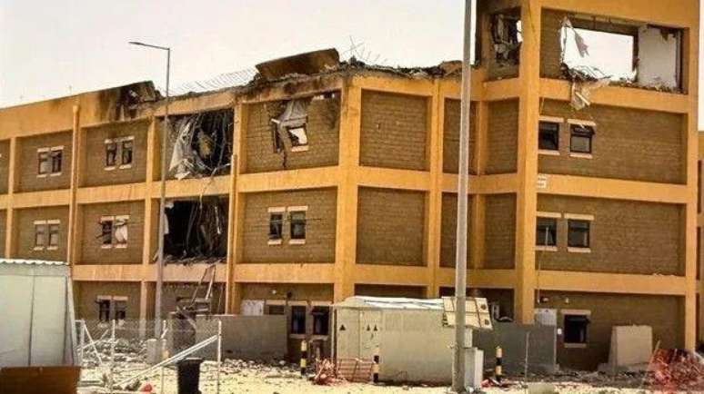Danos a uma constru&ccedil;&atilde;o no acampamento Arifjan, no Kuwait