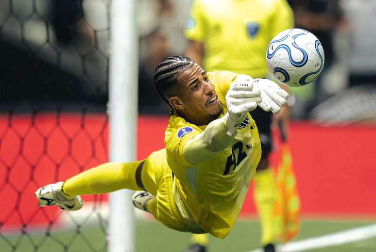 Gabriel Delfim defende um dos p&ecirc;naltis em Atl&eacute;tico x Santos &ndash;