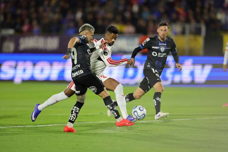 Bruno Henrique marcou o primeiro gol do Flamengo na vit&oacute;ria em Quito &ndash;