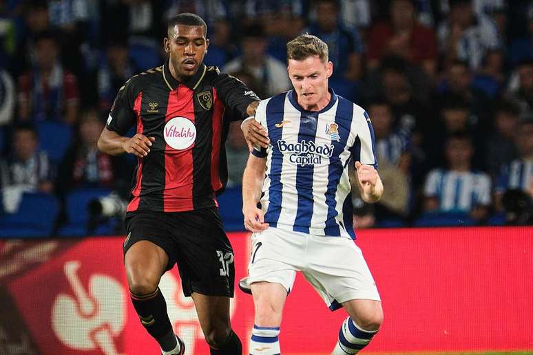 Rayan em disputa de bola com defensor da Real Sociedad &ndash;