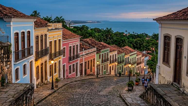Fundada em 1535 por Duarte Coelho, Olinda cresceu e se reergueu mantendo sua impon&ecirc;ncia barroca.