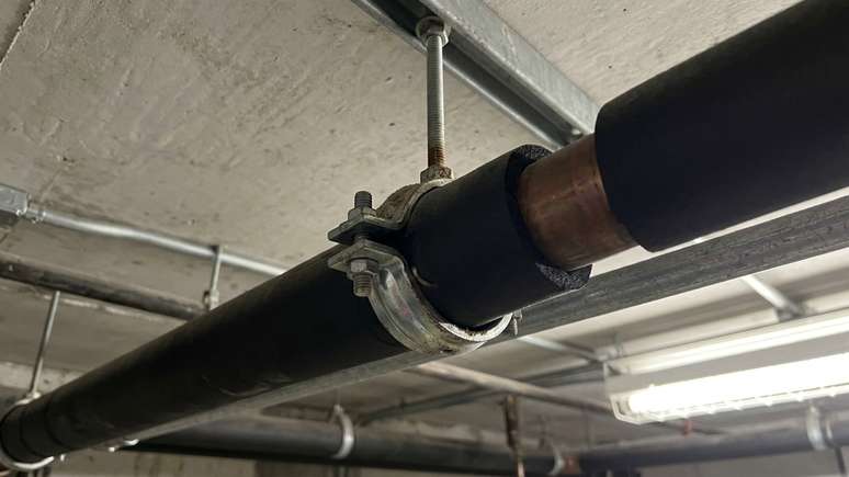 Som de bola no teto vinha da contra&ccedil;&atilde;o de pe&ccedil;as met&aacute;licas
