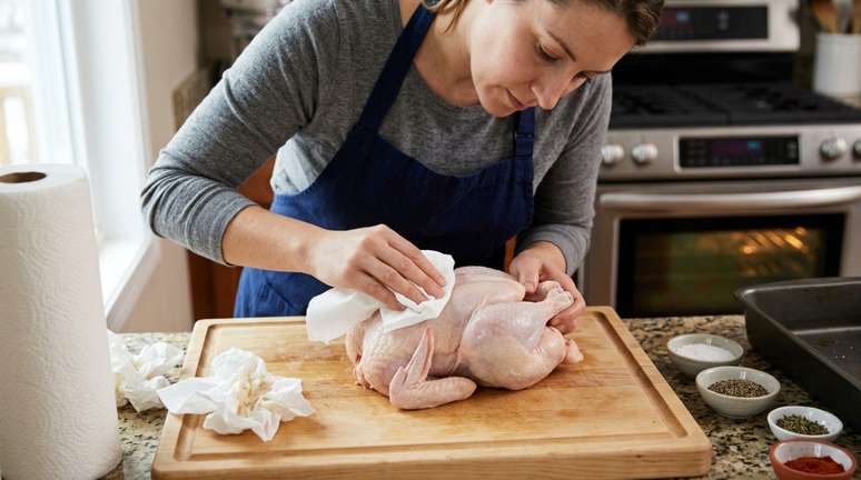 Uma t&eacute;cnica bastante usada &eacute; temperar o frango e deix&aacute;-lo descoberto na geladeira por algumas horas, sobre uma grade ou recipiente adequado