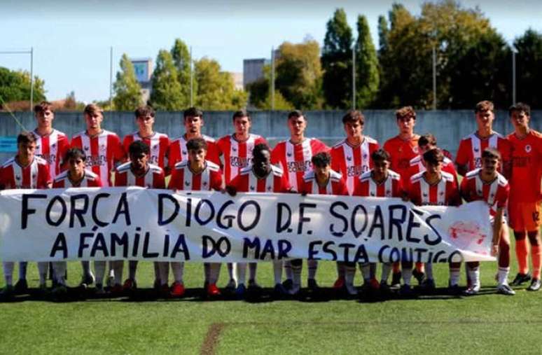 Equipe sub-19 do Leix&otilde;es tamb&eacute;m homenageou o filho do treinador &ndash;