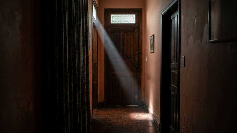 A fam&iacute;lia descobriu a causa ao reproduzir o caminho da luz.