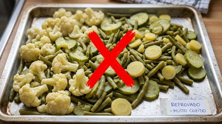 O vapor retido pelos legumes amontoados impede a forma&ccedil;&atilde;o de bordas douradas.