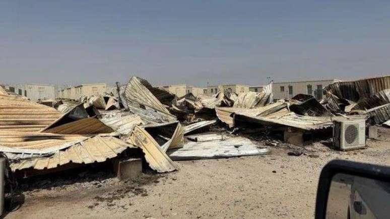 Trailers destru&iacute;dos por um ataque iraniano no acampamento Buehring, no Kuwait