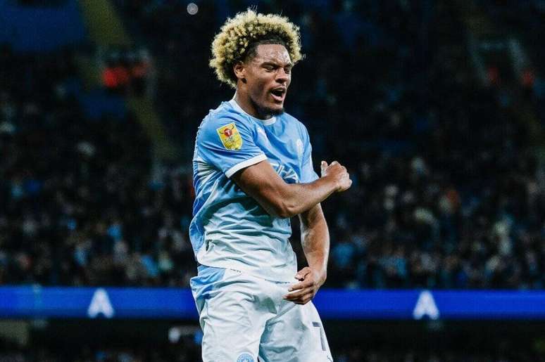Samba marcou duas vezes para o Manchester City &ndash;