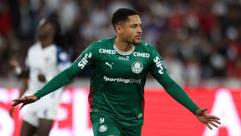 Vitor Roque sobe de produ&ccedil;&atilde;o com a camisa do Palmeiras -
