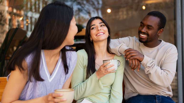Sair com os amigos e ter conversas longas, sem celulares, &eacute; dica para passar o tempo fora das telas