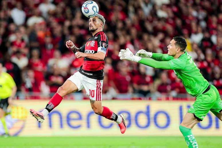 Arrascaeta se aproveitando do erro bizarro de Quintana para igualar o marcador no Maracan&atilde; &ndash;