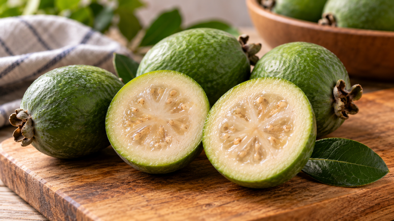 Feijoa ou goiaba-serrana? Veja como &eacute; a fruta por dentro, onde ficam as sementes, como &eacute; a textura da polpa e o que caracteriza seu aroma marcante.