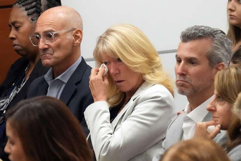 Familiares das v&iacute;timas do assassinato em massa de Parkland ficaram decepcionados com a condena&ccedil;&atilde;o de Nikolas Cruz &agrave; pris&atilde;o perp&eacute;tua, em vez da pena de morte