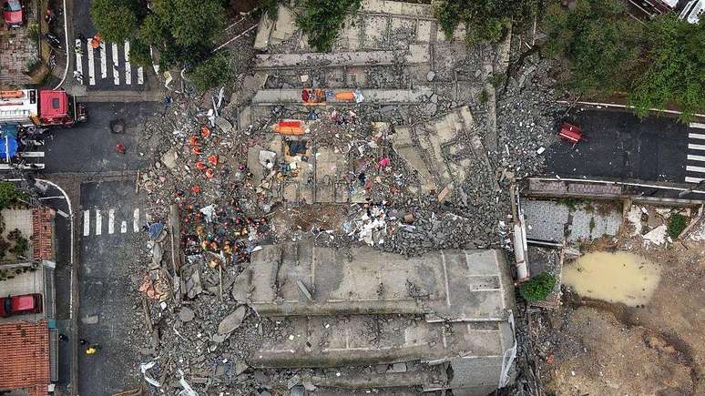 Uma vista a&eacute;rea mostra um pr&eacute;dio em constru&ccedil;&atilde;o que desabou sobre uma casa na rua Tequici, na Penha, Zona Leste de S&atilde;o Paulo, Brasil, em 12 de setembro de 2026, devido a fortes chuvas