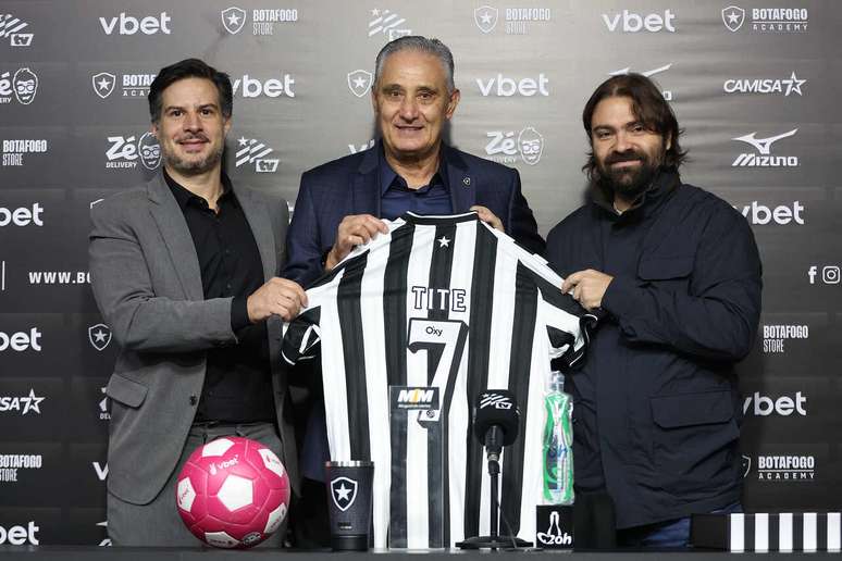 Tite recebe a m&iacute;stica camisa 7 do Mais Tradicional &ndash;