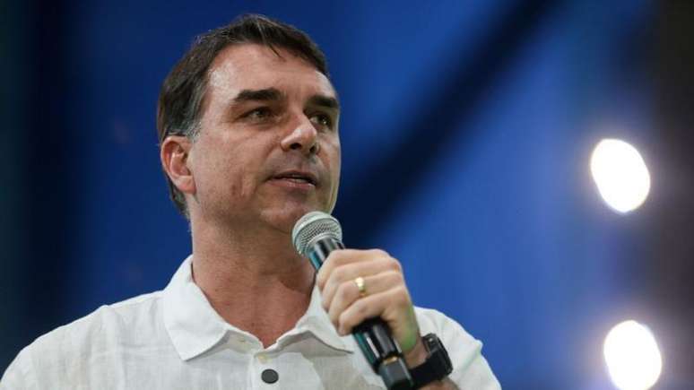 Segundo analista pol&iacute;tico, Fl&aacute;vio Bolsonaro pode fazer cr&iacute;ticas ao reajuste do Bolsa Fam&iacute;lia, mas n&atilde;o pode ir muito mais longe do que isso, devido &agrave; popularidade da medida