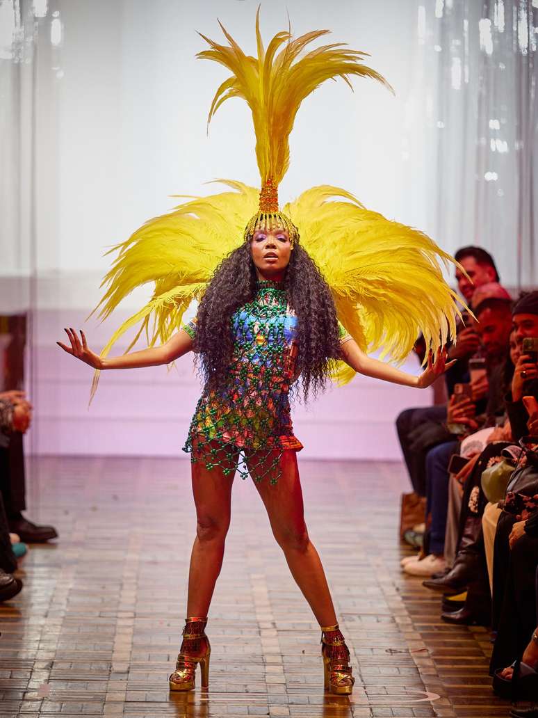 Thelminha no desfile LED 