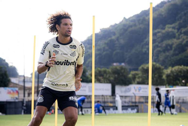 Volante vinha atuando como zagueiro por Cuca &ndash;
