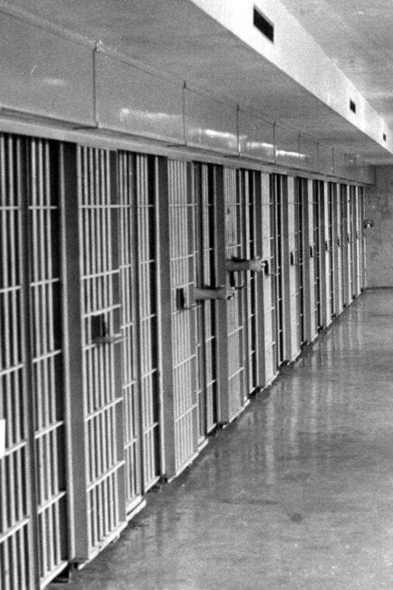 A ala dos presos que aguardam execu&ccedil;&atilde;o na Pris&atilde;o Estadual da Fl&oacute;rida est&aacute; repleta de pessoas. A imagem das celas quase vazias &eacute; de 1976.