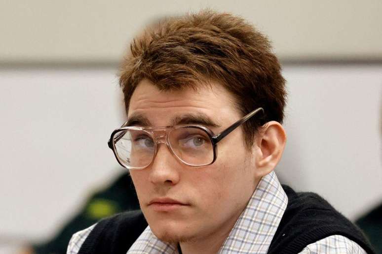 Nikolas Cruz, o jovem condenado pelo assassinato de 17 pessoas em uma escola de Parkland. A decis&atilde;o do j&uacute;ri de n&atilde;o conden&aacute;-lo &agrave; morte levou DeSantis a mudar a legisla&ccedil;&atilde;o da Fl&oacute;rida para facilitar a imposi&ccedil;&atilde;o da pena capital.