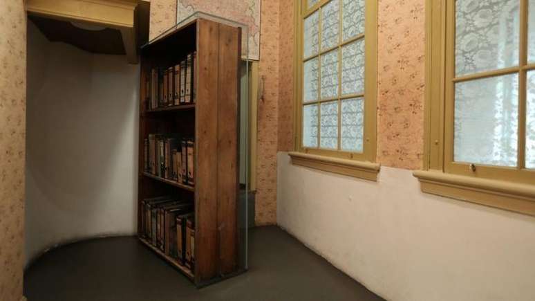 O 'anexo secreto' onde Anne e sua fam&iacute;lia se escondeu durante a Segunda Guerra ficava atr&aacute;s de uma prateleira de livros em pr&eacute;dio de Amsterd&atilde;