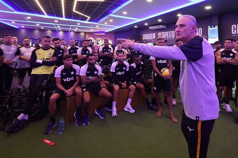 Principal novidade do Botafogo est&aacute; no banco de reservas: Tite &ndash;