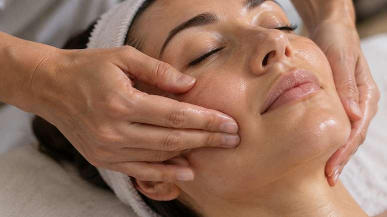 Drenagem facial pode reduzir temporariamente o incha&ccedil;o, sem alterar gordura ou ossos.