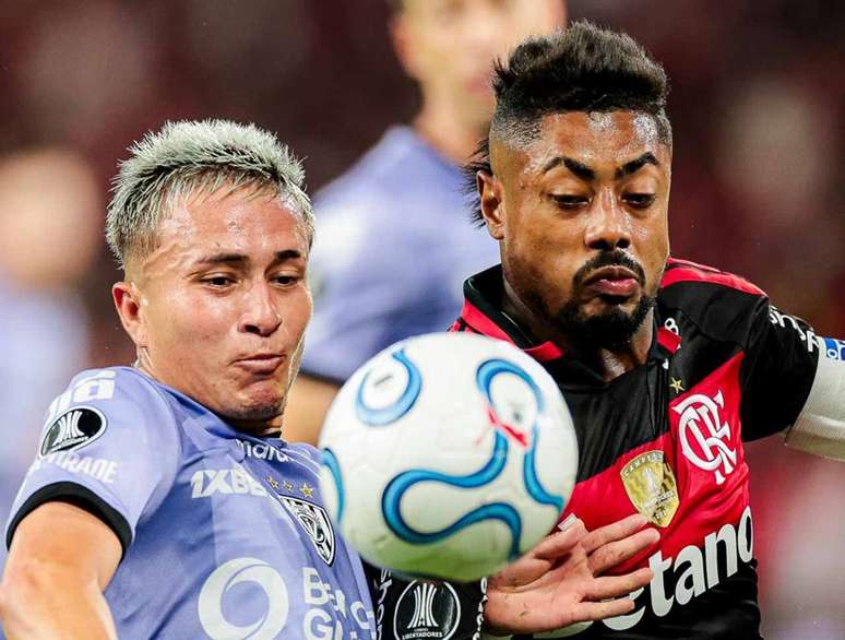 Bruno Henrique luta pela bola com Loor durante o duelo entre Flamengo e Del Valle, pela Libertadores.