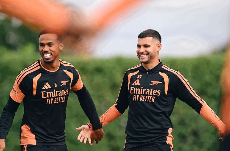 Gabriel Magalh&atilde;es e Bruno Guimar&atilde;es durante atividade no CT dos Gunners &ndash;