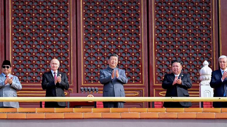 Em setembro do ano passado, Kim Jong-un esteve em Pequim, ao lado do presidente chin&ecirc;s, Xi Jinping, e do presidente da R&uacute;ssia, Vladimir Putin. Foi a primeira reuni&atilde;o p&uacute;blica dos tr&ecirc;s l&iacute;deres.