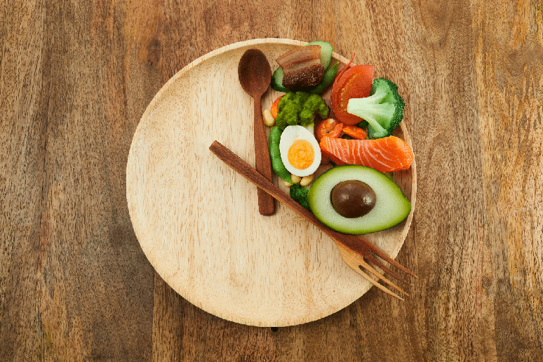 A alimenta&ccedil;&atilde;o com restri&ccedil;&atilde;o de tempo concentra as refei&ccedil;&otilde;es em uma janela definida durante o dia 