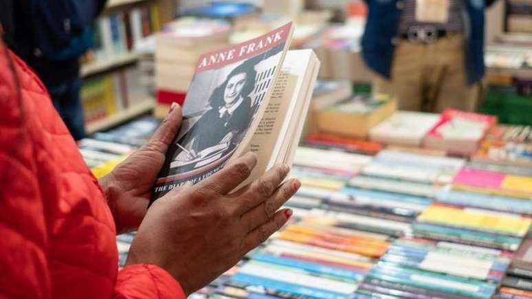 Mais de 35 milh&otilde;es de exemplares do di&aacute;rio de Anne Frank j&aacute; foram vendidos no mundo