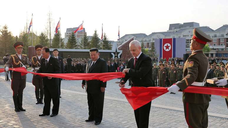 Falando aos parentes dos soldados, na presen&ccedil;a do ministro da Defesa da R&uacute;ssia, Andrey Belousov, Kim Jong-un os descreveu como 'her&oacute;is', que preferiram se sacrificar em batalha a serem capturados