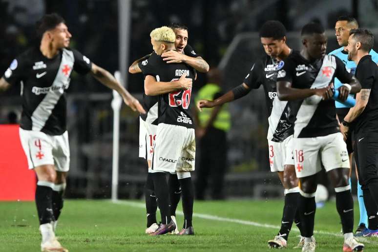 Bruno Duarte, do Vasco, comemora gol contra o Santa Fe pela Sul-Americana. 