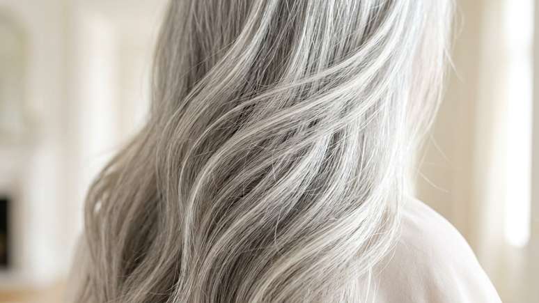 A t&eacute;cnica de mechas estrat&eacute;gicas garante praticidade ao eliminar a necessidade de retoques constantes na raiz.
