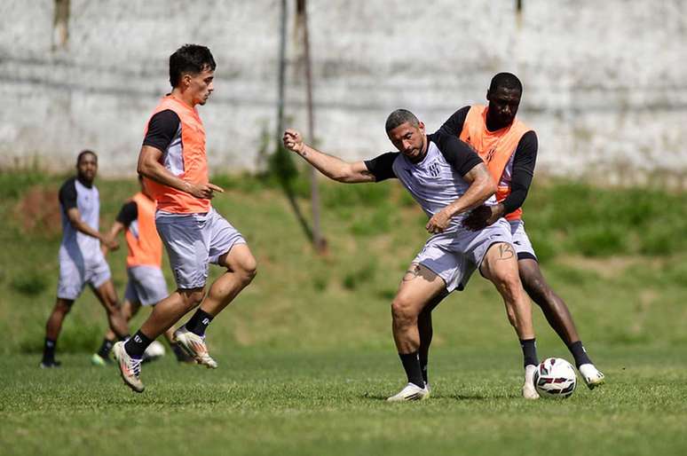 Jogadores treinam pela Ponte Preta
