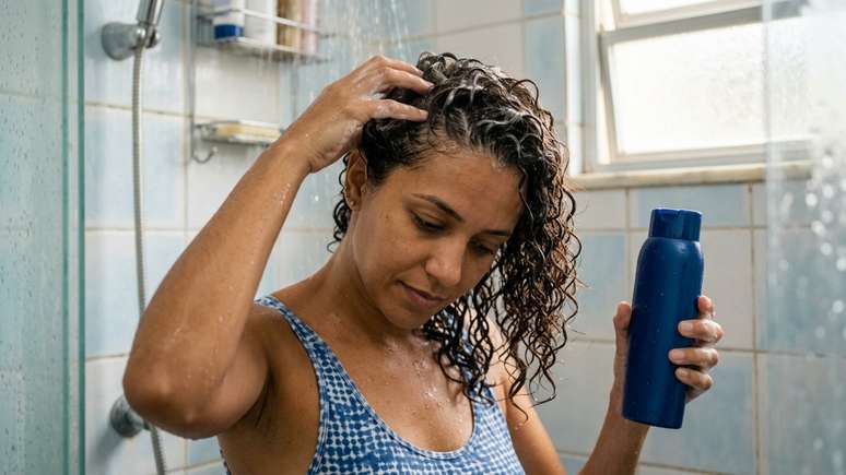 Caspa persistente, vermelhid&atilde;o ou coceira podem exigir avalia&ccedil;&atilde;o dermatol&oacute;gica.