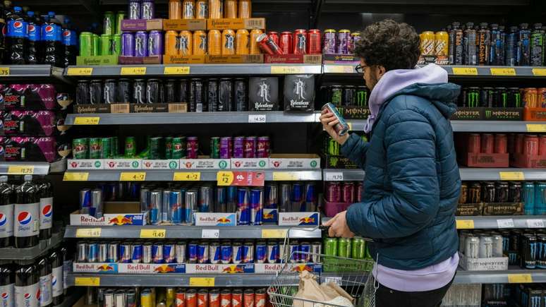 Bebidas energ&eacute;ticas em garrafas de 250 ml geralmente cont&ecirc;m cerca de 80 mg de cafe&iacute;na por garrafa, um pouco menos do que uma x&iacute;cara de caf&eacute; coado, embora haja grandes varia&ccedil;&otilde;es entre as marcas