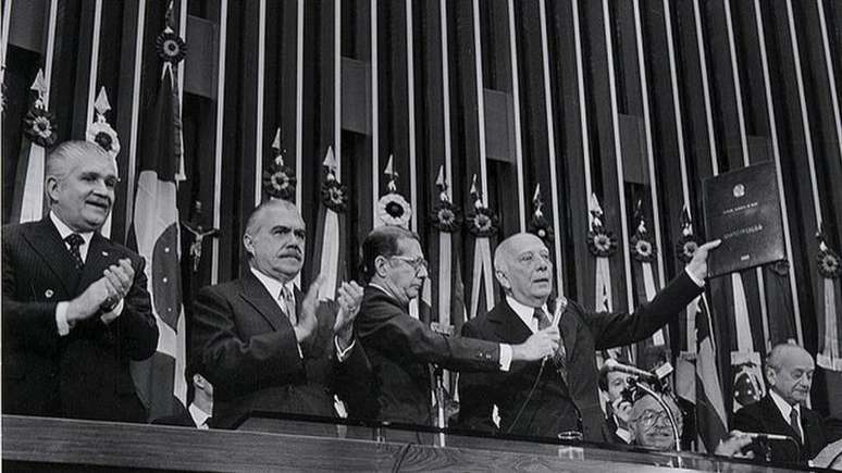 'Declaro promulgado o documento da liberdade, da democracia e da justi&ccedil;a social do Brasil', disse o ent&atilde;o presidente da Assembleia Nacional Constituinte, Ulysses Guimar&atilde;es