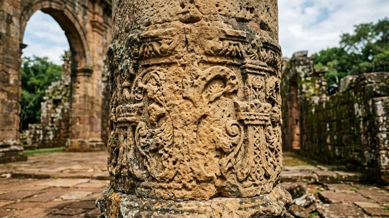 O S&iacute;tio Arqueol&oacute;gico de S&atilde;o Miguel Arcanjo revela a grandiosa fus&atilde;o entre a arquitetura europeia e a habilidade art&iacute;stica dos povos guarani.