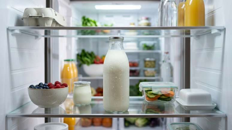 A organiza&ccedil;&atilde;o correta dos alimentos na geladeira preserva o frescor e prolonga a vida &uacute;til da bebida.