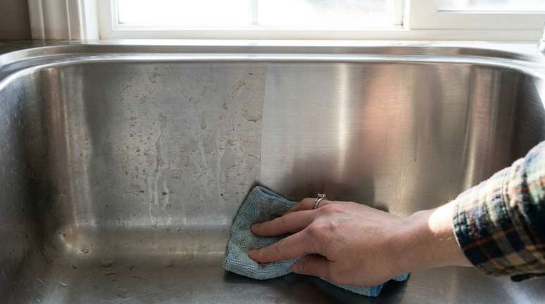 Uma mistura simples de &aacute;gua e vinagre branco pode ser aplicada com pano macio nas &aacute;reas marcadas.